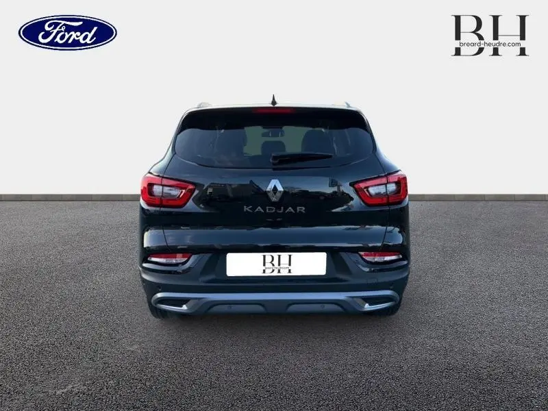 Vue arrière d'un Renault Kadjar noir étoilé 2021 avec feux LED et double sortie d'échappement chromée.