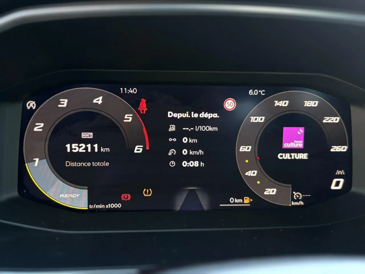 Affichage numérique du tableau de bord digital cockpit de la SEAT Leon ST 2.0 TDI 115 Style, avec compte-tours et vitesse.