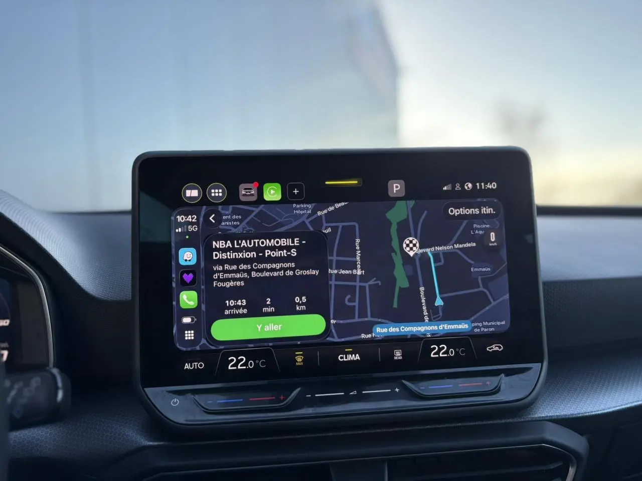 Écran tactile central du tableau de bord de la SEAT LEON ST 2.0 TDI 115 Style affichant la navigation GPS.