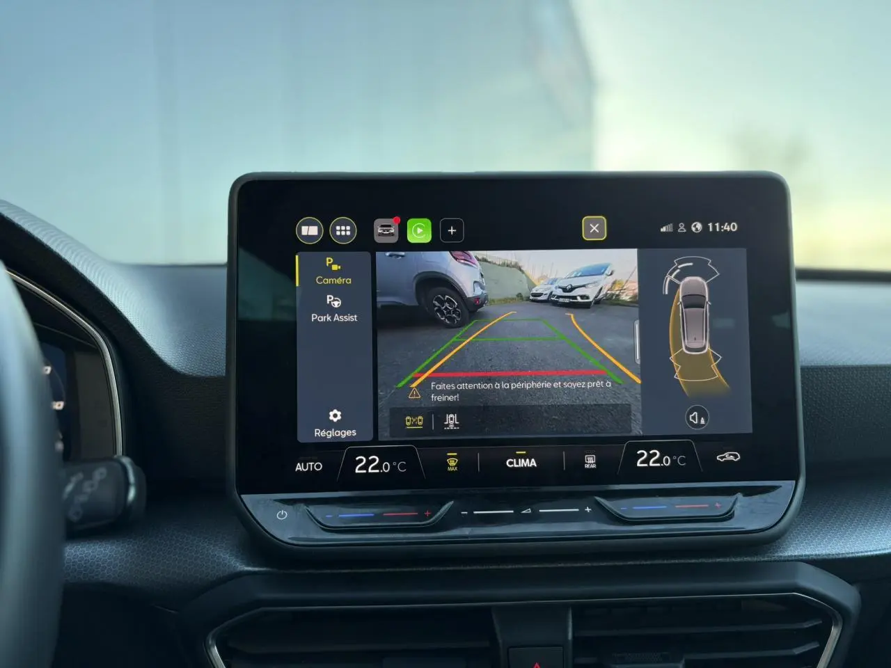 Écran tactile central du SEAT LEON ST 2.0 TDI 115 Style montrant l'assistance au stationnement avec caméra de recul.