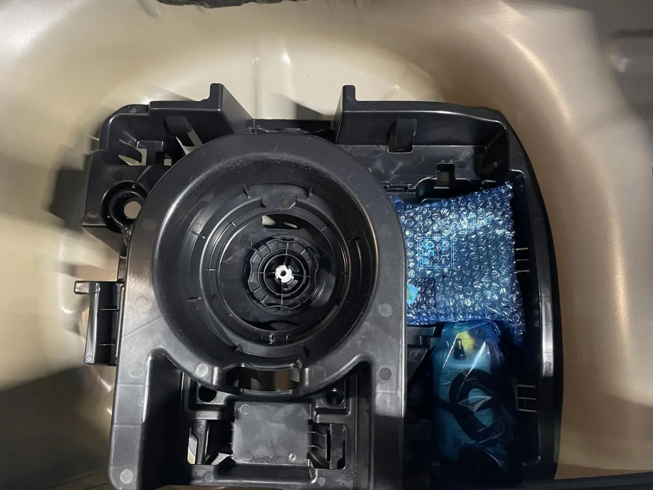 Coffre ouvert d'une Citroën C3 beige clair 2024, montrant le rangement pour roue de secours et kit de dépannage.