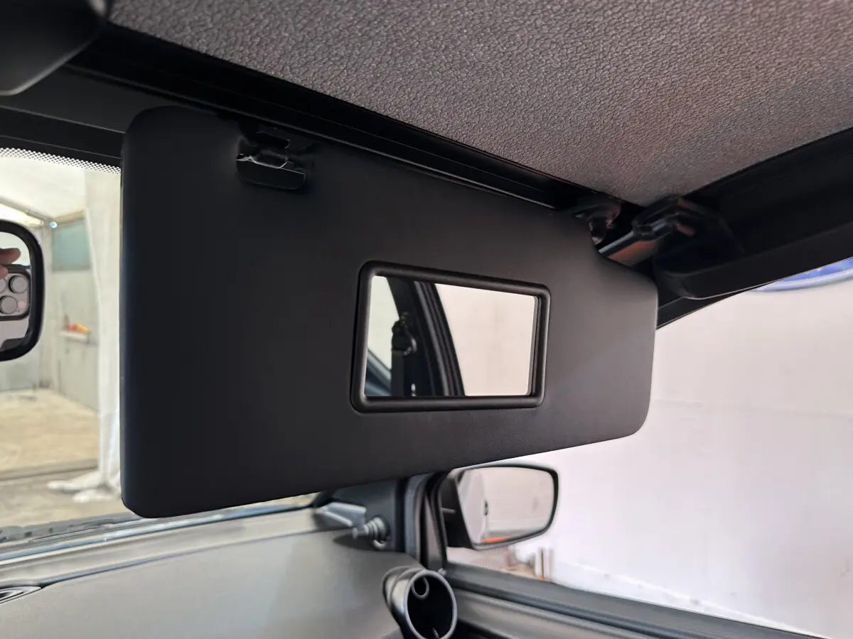 Détail intérieur du pare-soleil côté conducteur avec miroir, sur Aixam Ambition 0.5 City Pack bleu 2026.