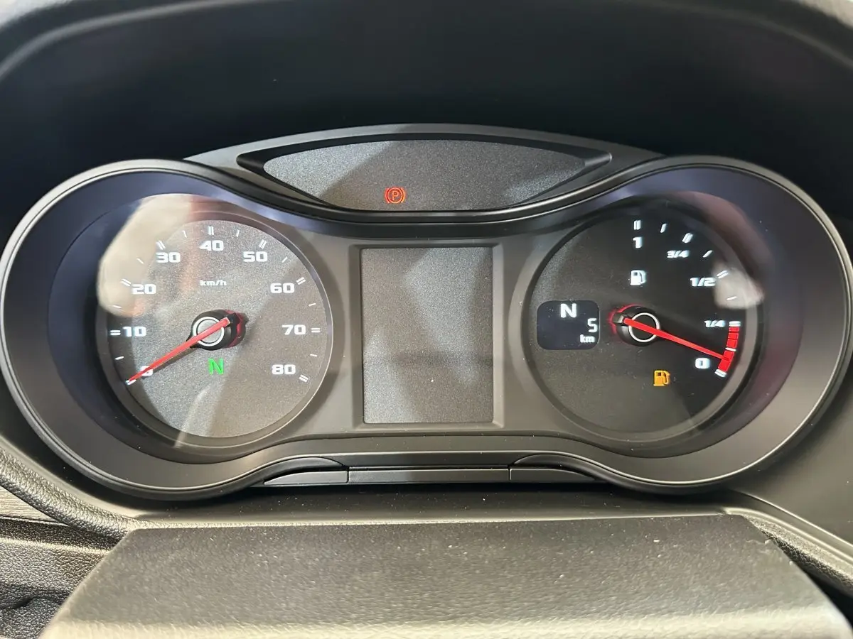 Tableau de bord de l'AIXAM AMBITION 0.5 CITY PACK 2026, affichage vitesse et carburant avec témoin réservoir vide.