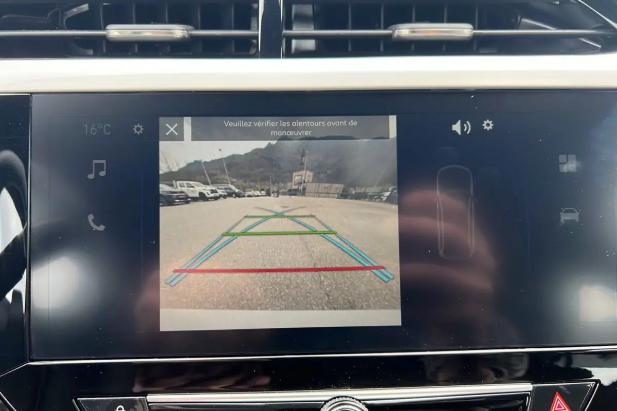 Écran tactile intérieur montrant la caméra de recul avec lignes de guidage sur une Opel Corsa blanche Kontur 2026.