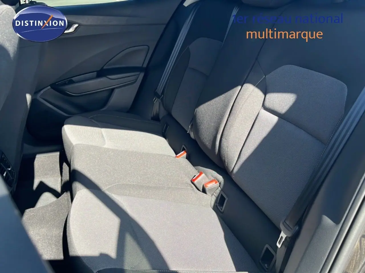 Vue intérieure côté droit des sièges arrière en tissu gris noir d'une Skoda Fabia 2025, version Selection.