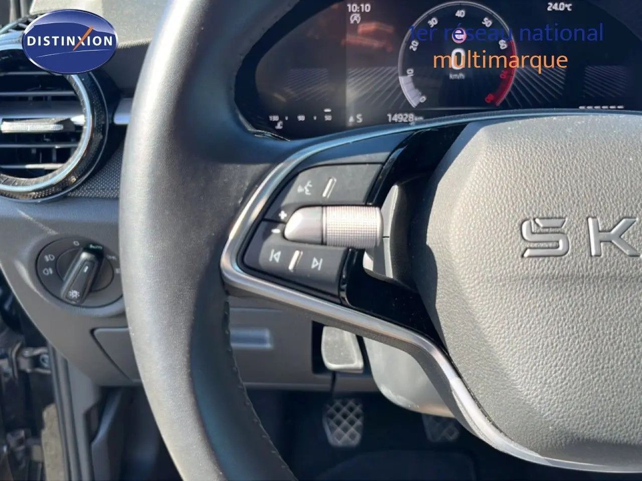 Gros plan sur le volant multifonction et le tableau de bord numérique de la Skoda Fabia 2025 en intérieur.