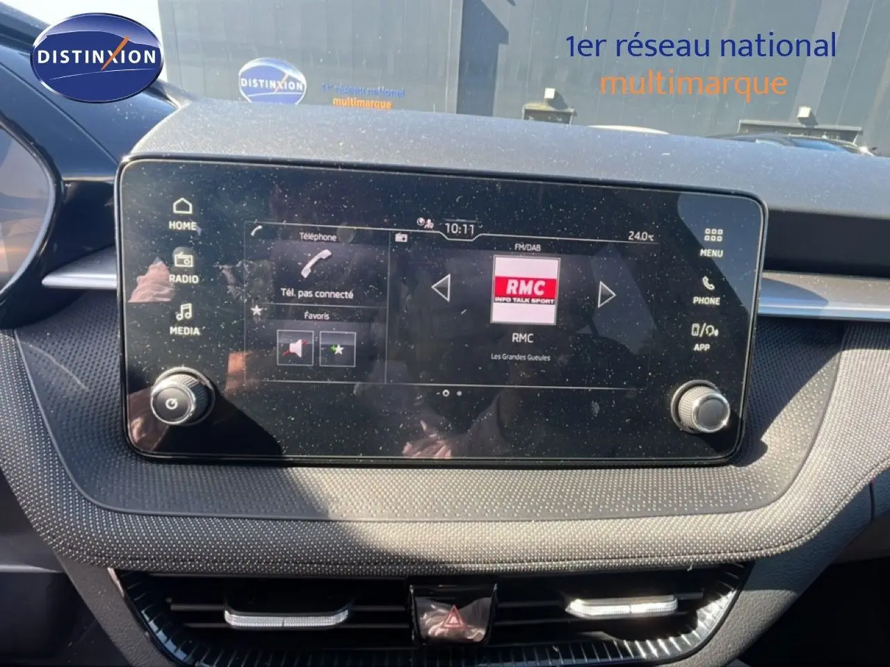 Écran tactile central de la Skoda Fabia 2025 noir magique, affichant la radio RMC dans l’habitacle.