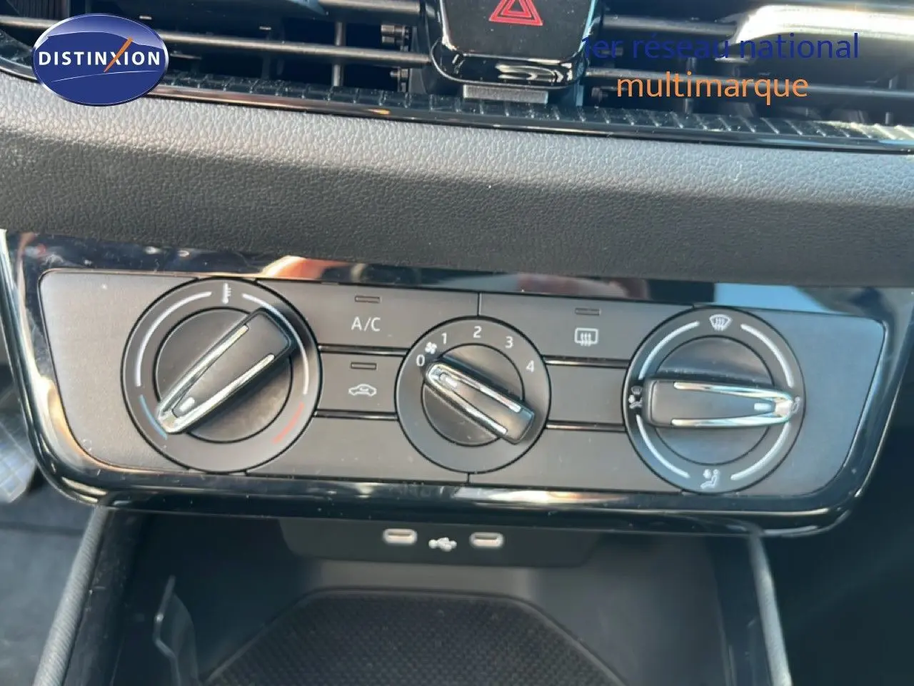 Gros plan sur les commandes de climatisation noires du tableau de bord de la Skoda Fabia 2025, finition Selection.