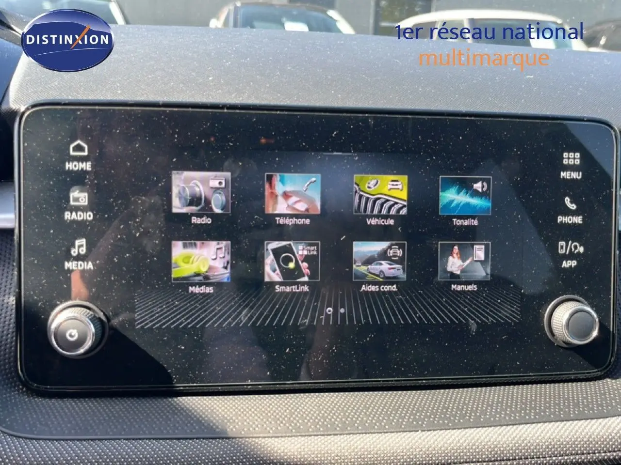 Écran tactile central du tableau de bord de la Skoda Fabia noire, affichant les options multimédia et connectivité.