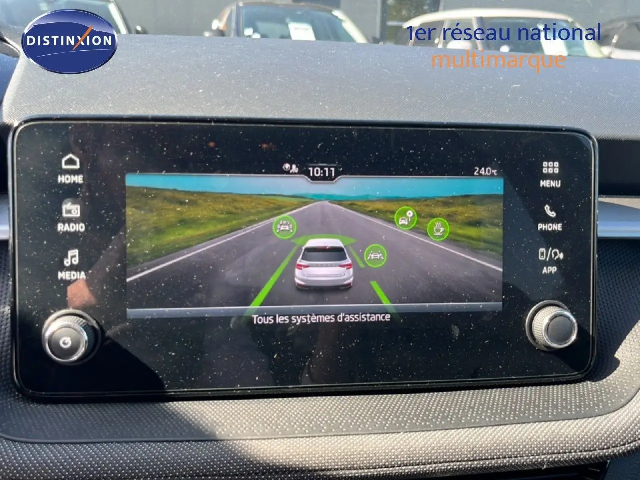 Écran tactile central montrant les systèmes d’assistance de la Skoda Fabia noire, vue intérieure du tableau de bord.