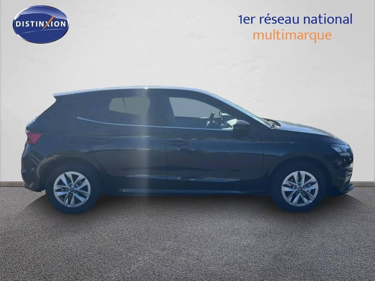 Vue latérale droite d'une Skoda Fabia 2025 noire métallisée, avec jantes alliage et vitres teintées, sur fond neutre.
