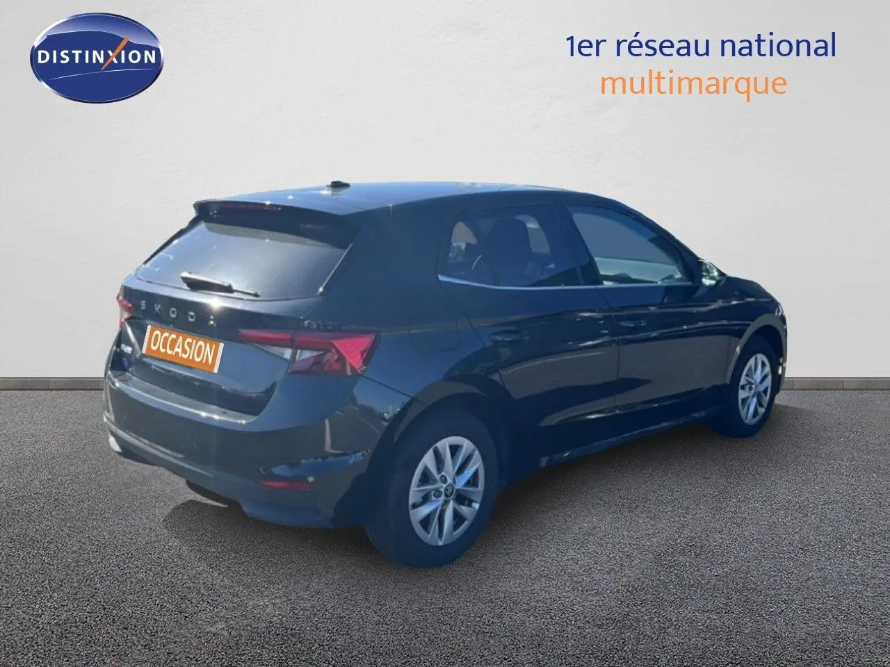 Vue 3/4 arrière droite d'une Skoda Fabia noire métallique avec jantes alliage et feux arrière LED, sur fond neutre.