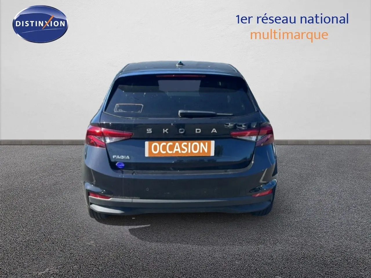 Vue arrière d'une Skoda Fabia noire métal 2025 avec feux arrière LED et plaque "OCCASION" visible.