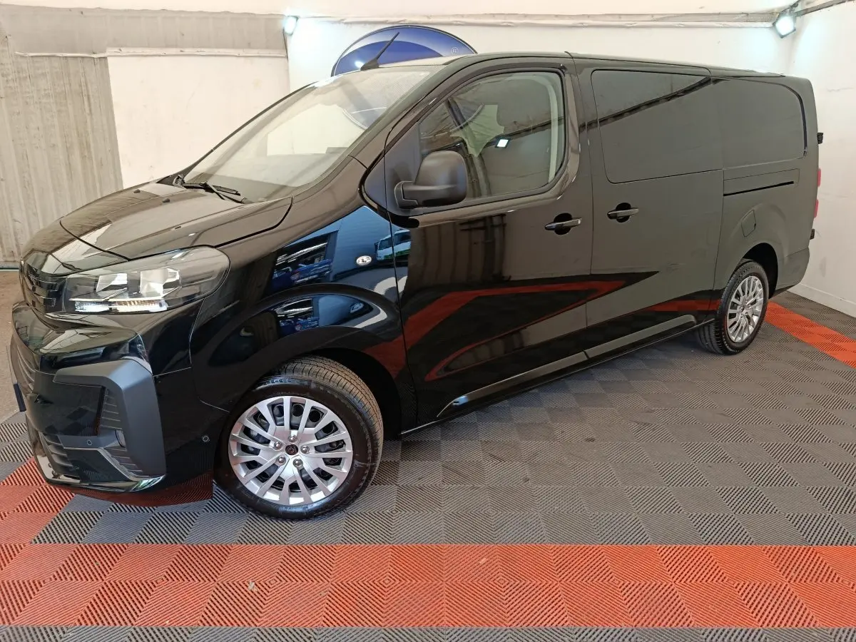 Vue 3/4 avant droit du Peugeot Expert Fourgon XL noir, avec jantes alliage et rétroviseurs noirs.
