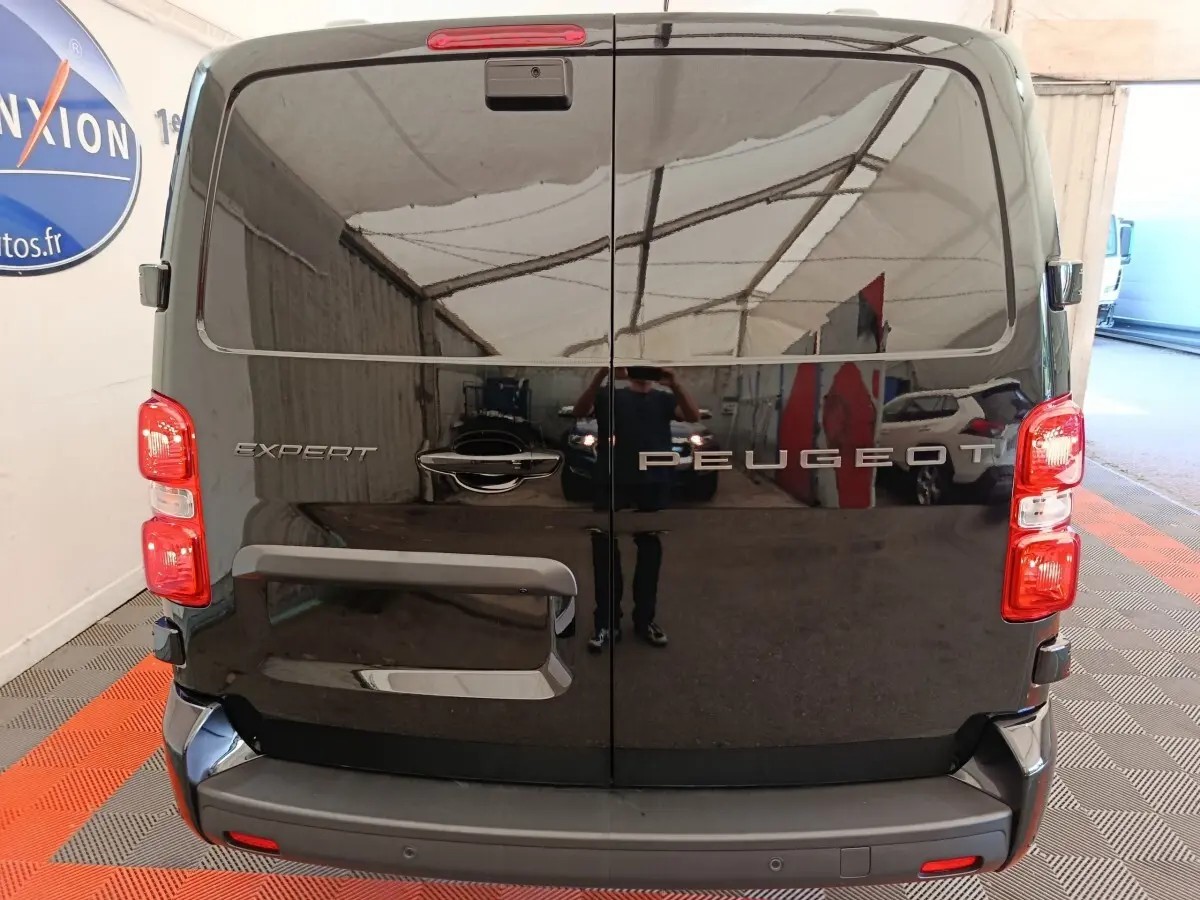Vue arrière du Peugeot Expert Fourgon XL noir, portes battantes fermées avec logo et feux rouges visibles.