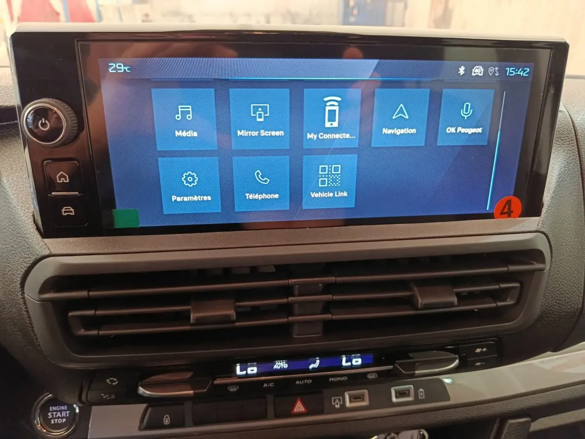 Vue rapprochée de l’écran tactile central du Peugeot Expert Fourgon XL Diesel 2026 avec commandes climatisation en dessous.