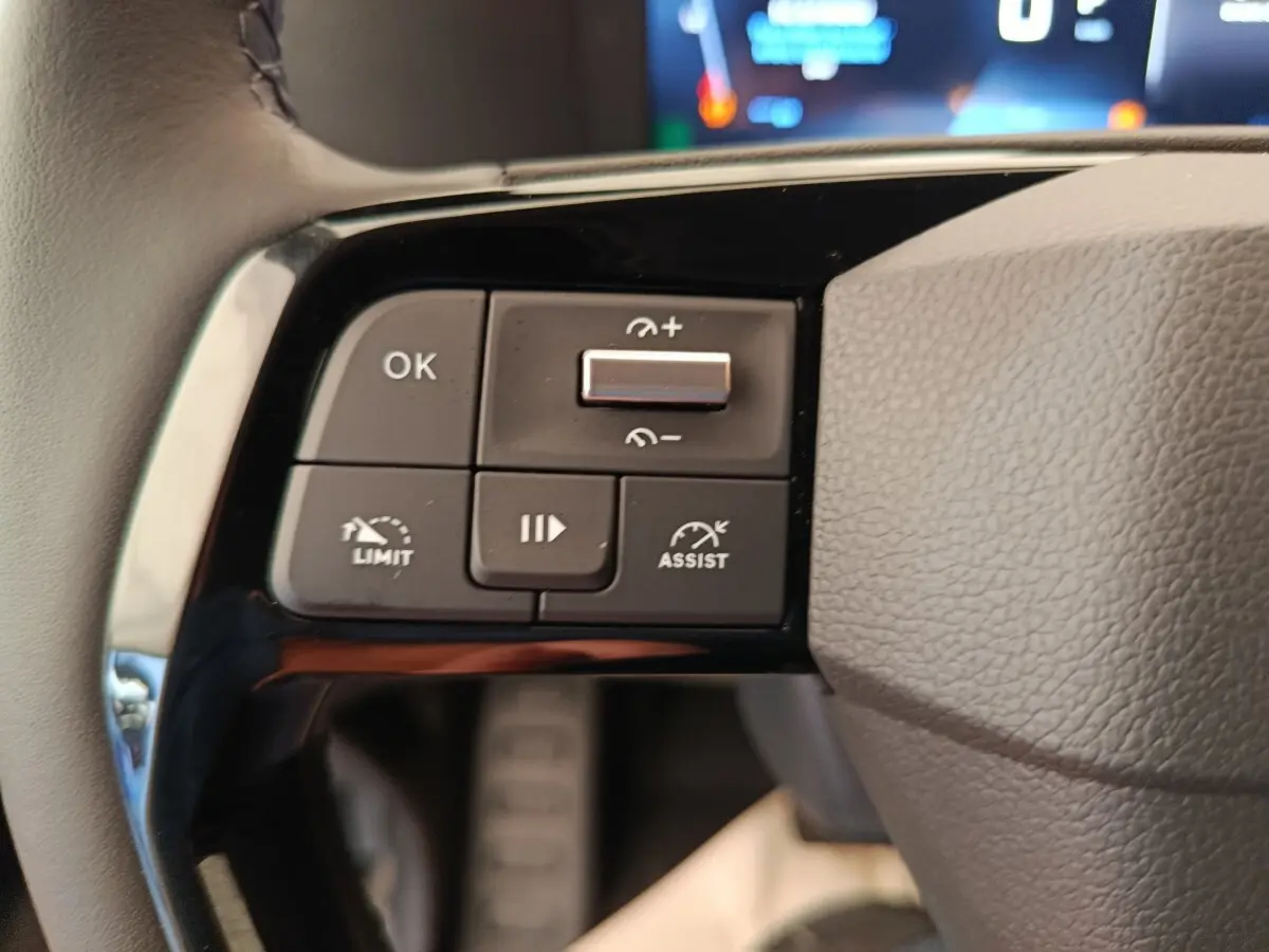 Gros plan sur les commandes de régulateur et limiteur de vitesse au volant du Peugeot Expert Fourgon XL noir, intérieur.