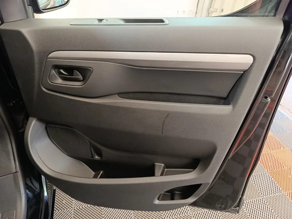 Vue rapprochée de la porte côté gauche noire du Peugeot Expert Fourgon XL Diesel 2026 avec poignée intégrée et rangement.