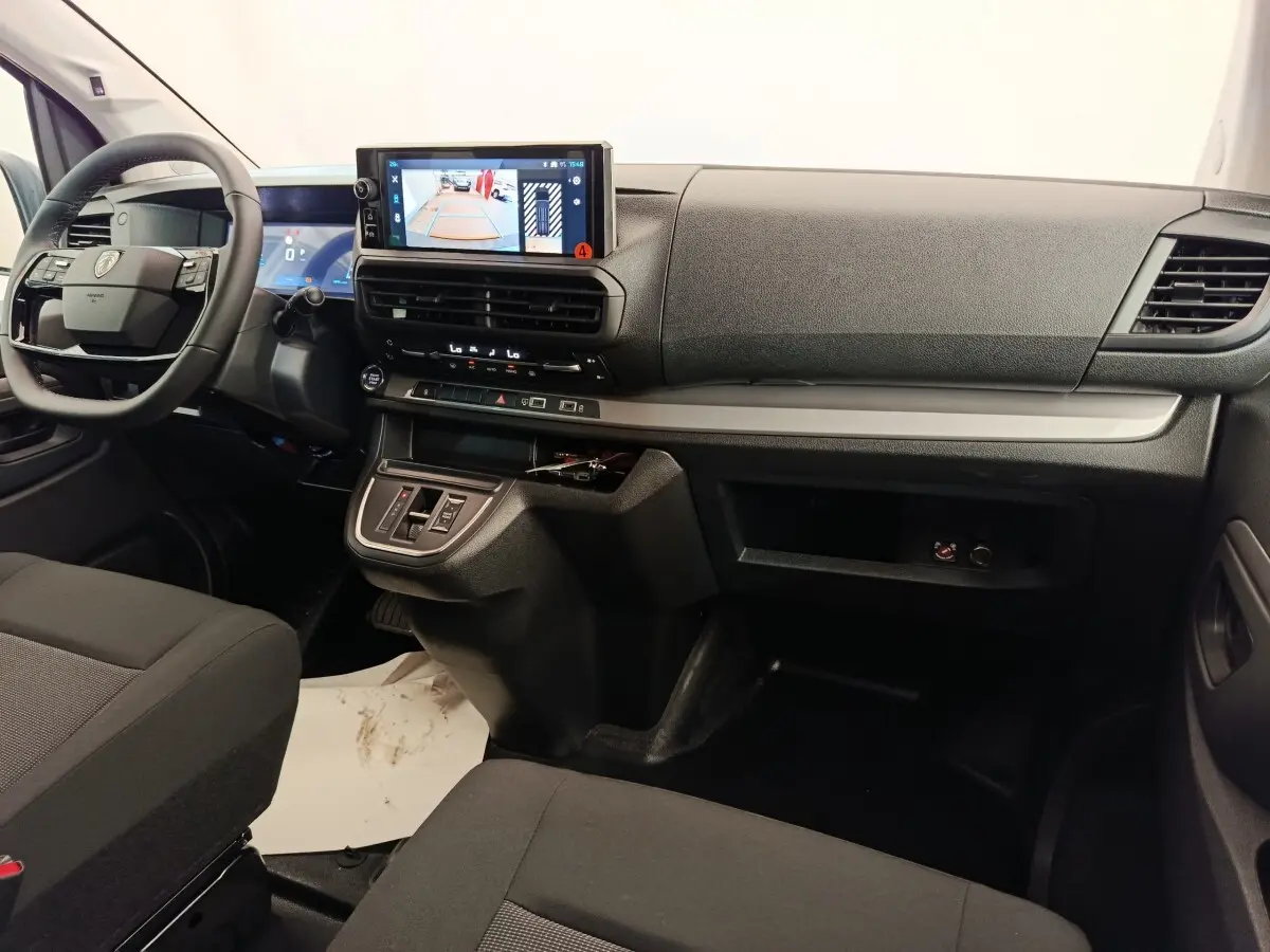 Vue intérieure avant du Peugeot Expert Fourgon XL Diesel 2026, tableau de bord noir avec écran tactile et volant multifonctions.