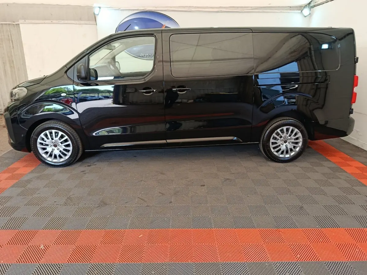 Peugeot Expert Fourgon XL noir vu de profil côté gauche, avec carrosserie lisse et roues alliage.