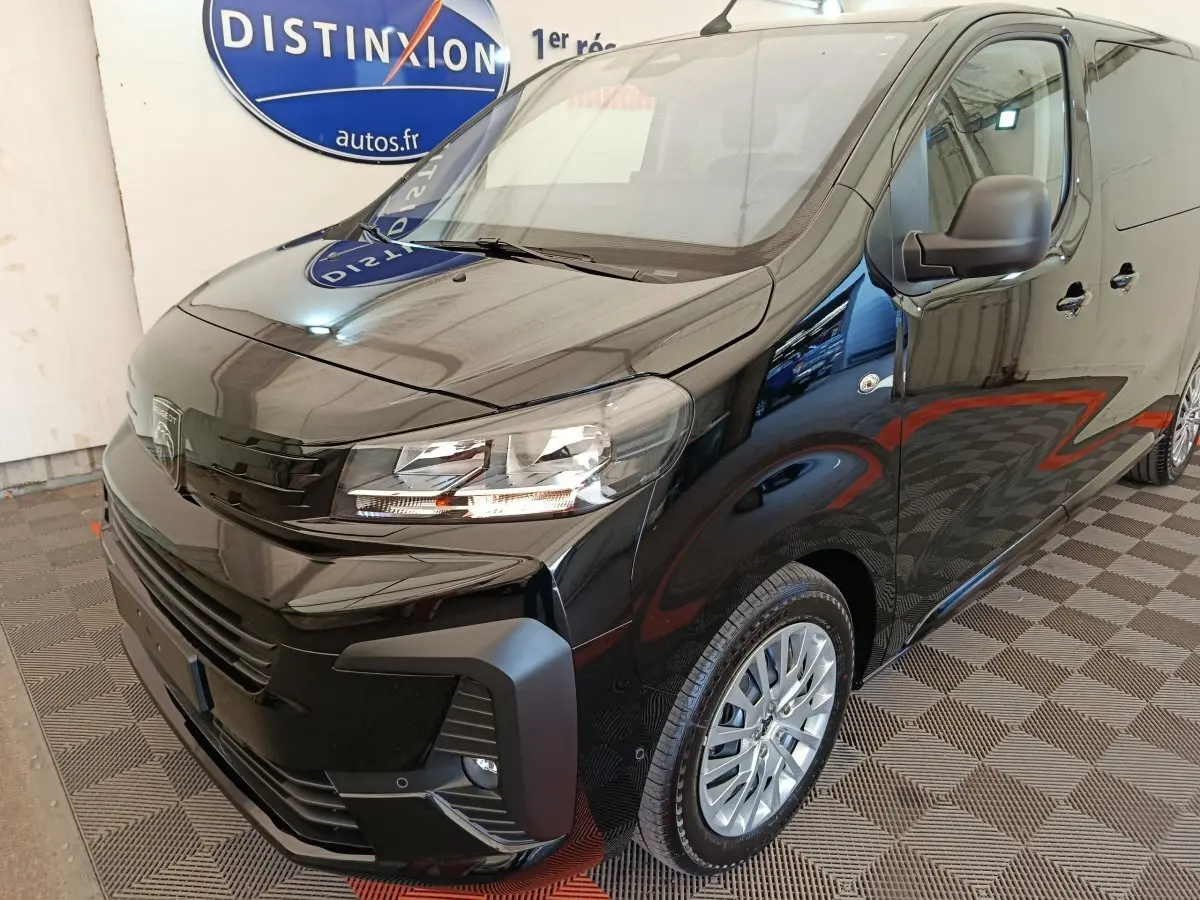 Vue 3/4 avant droit du Peugeot Expert Fourgon XL noir, avec phares allumés et jantes argentées visibles.