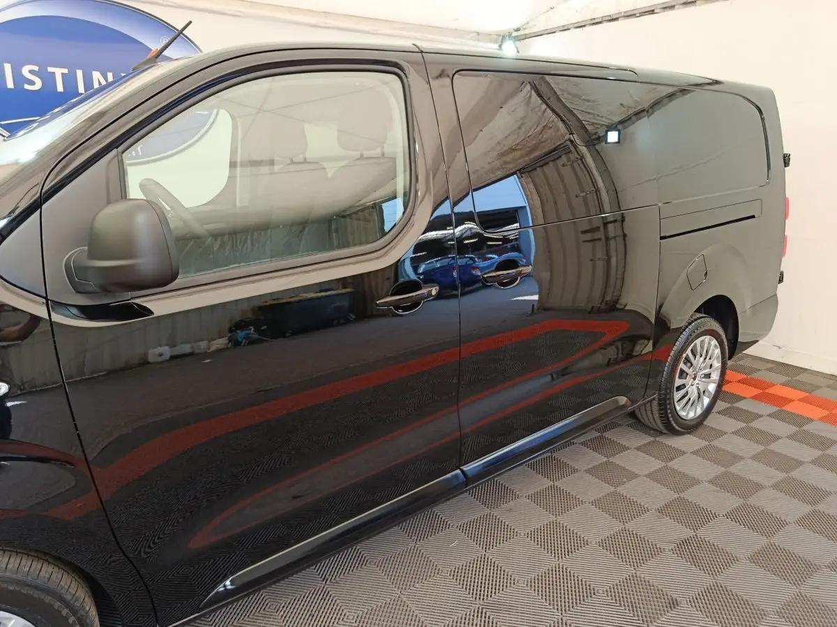 Vue de profil côté gauche du Peugeot Expert Fourgon XL noir, mettant en valeur ses portes coulissantes et ses jantes alliage.
