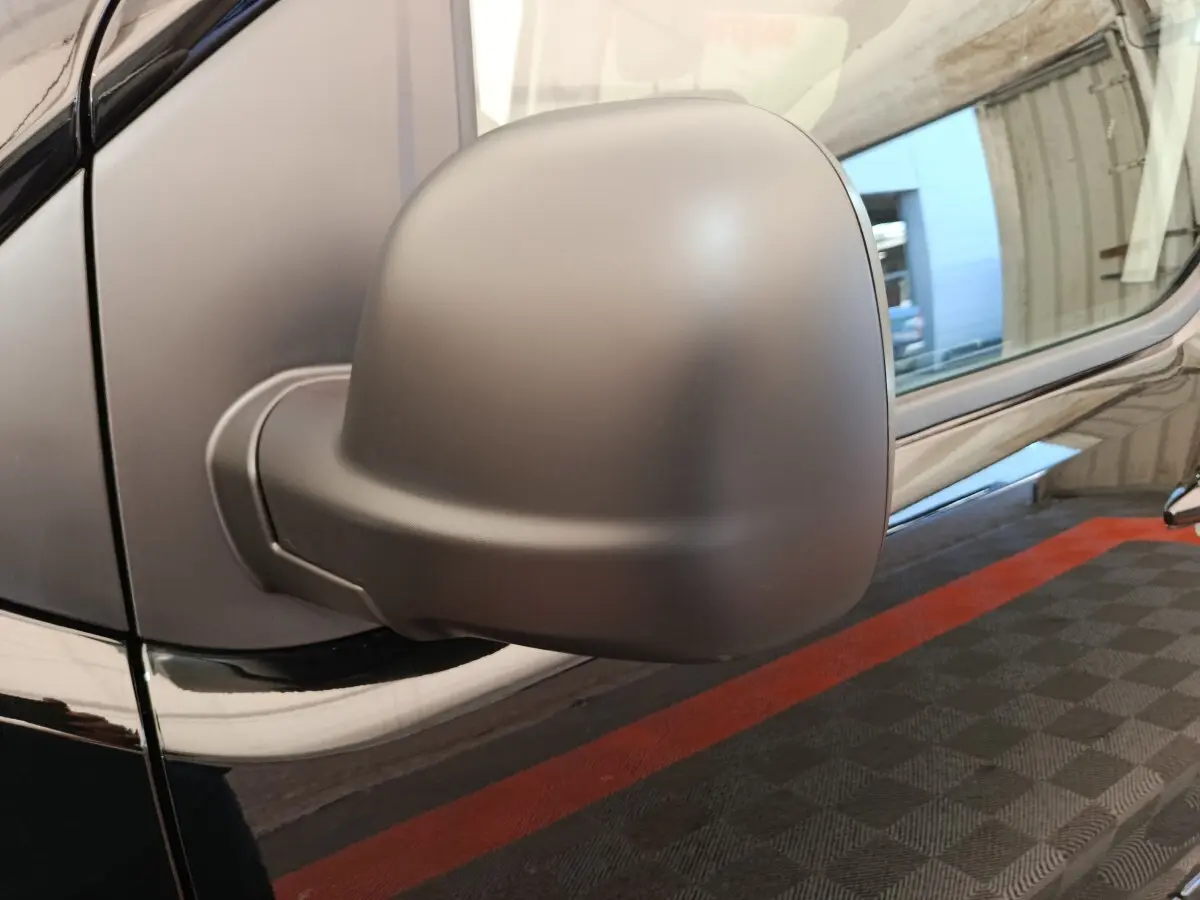 Rétroviseur côté gauche noir mat du Peugeot Expert Fourgon XL Diesel 2026, vue rapprochée sur la portière noire brillante.