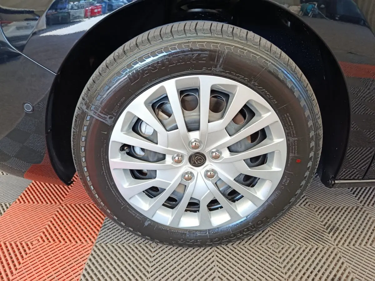 Gros plan sur la roue avant gauche du Peugeot Expert Fourgon XL noir, avec jante argentée et logo Peugeot central.