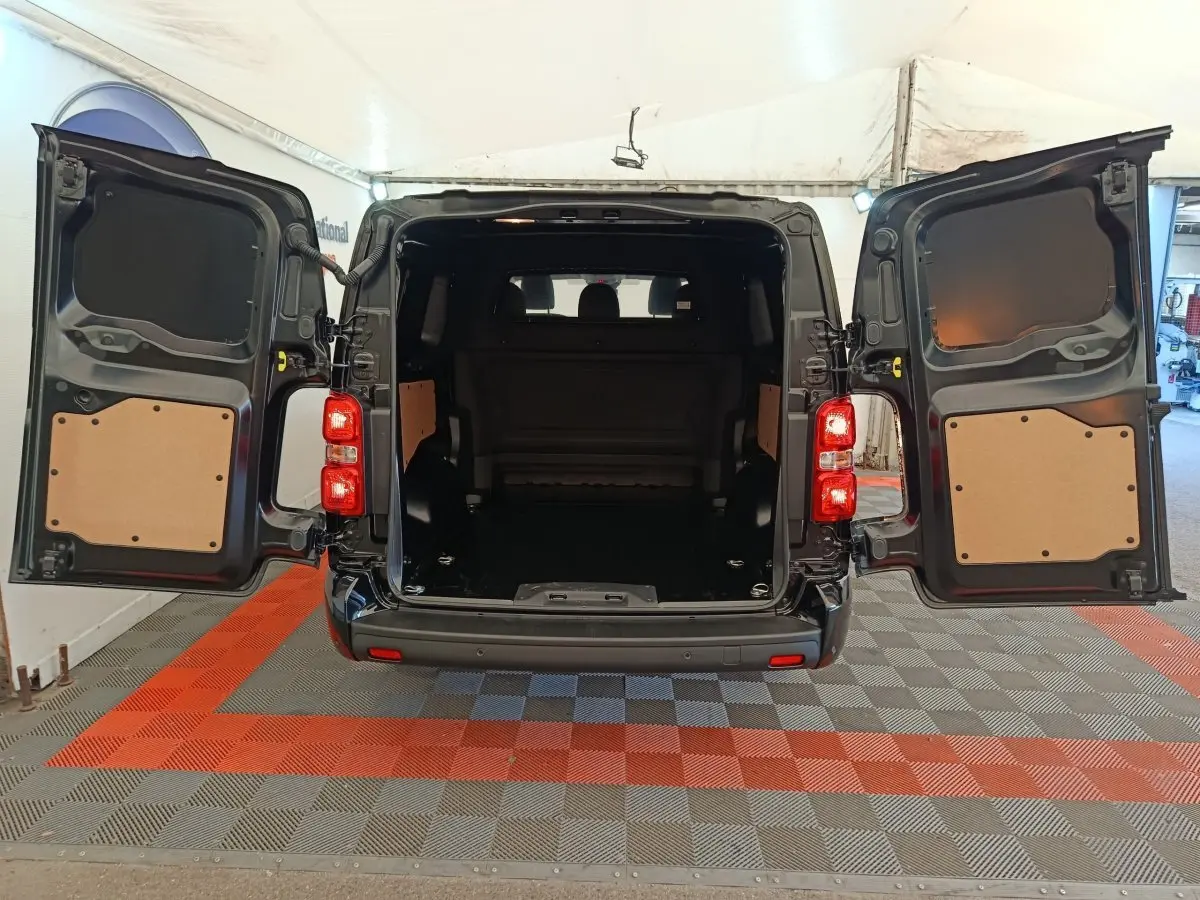 Vue arrière du Peugeot Expert Fourgon XL noir avec portes arrière ouvertes montrant l'espace de chargement vide.