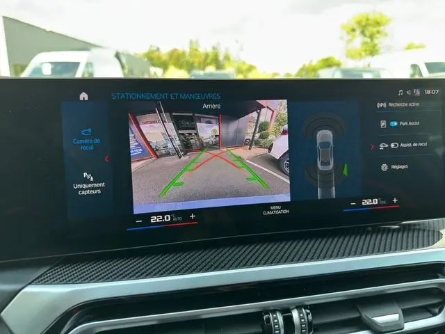 Écran de la caméra de recul affichant une vue arrière avec lignes de guidage dans une BMW M2 G87 gris Brooklyn Grau.