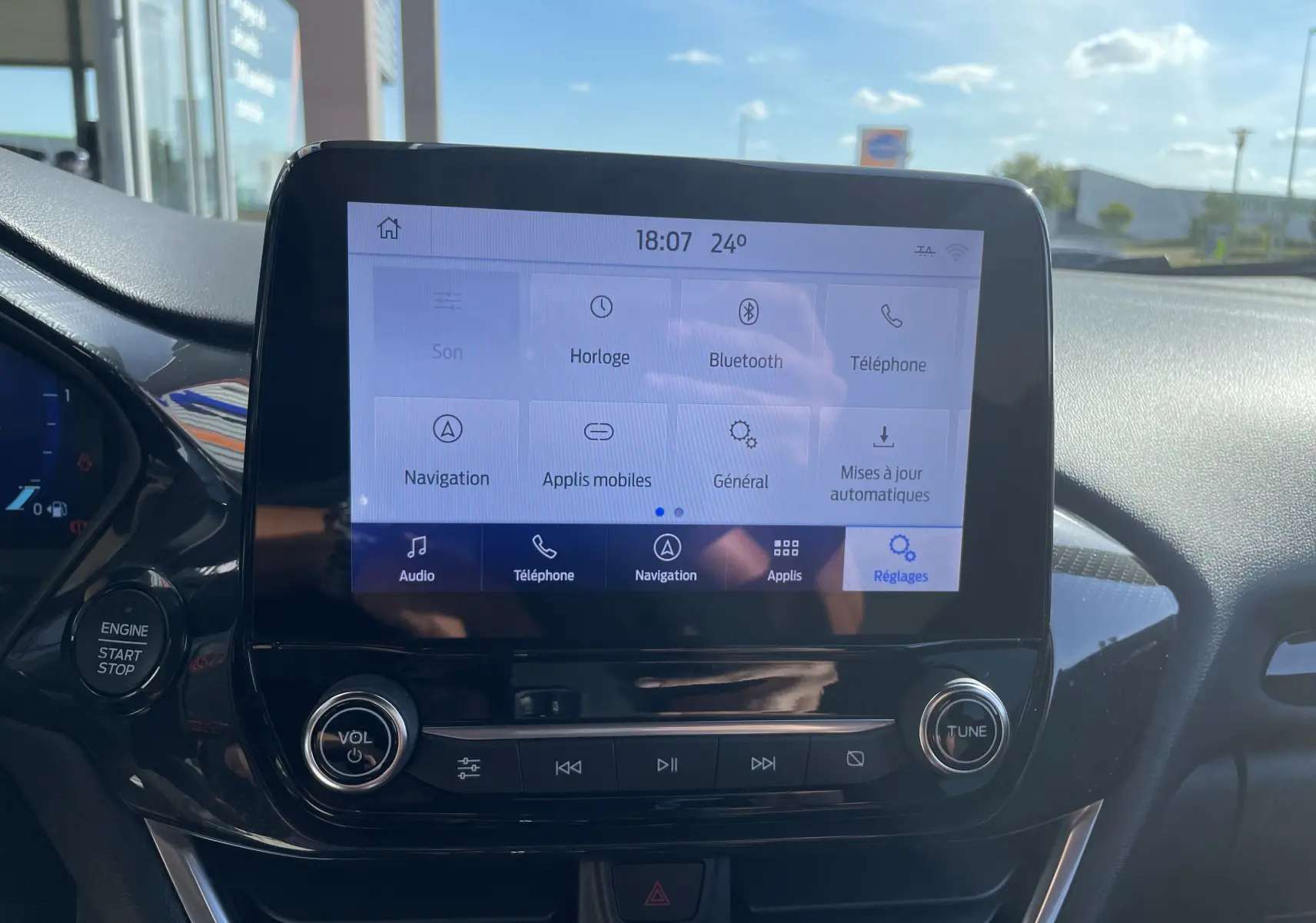 Écran tactile central du Ford Puma 2021 affichant les réglages de navigation et connectivité, avec commandes audio en dessous.