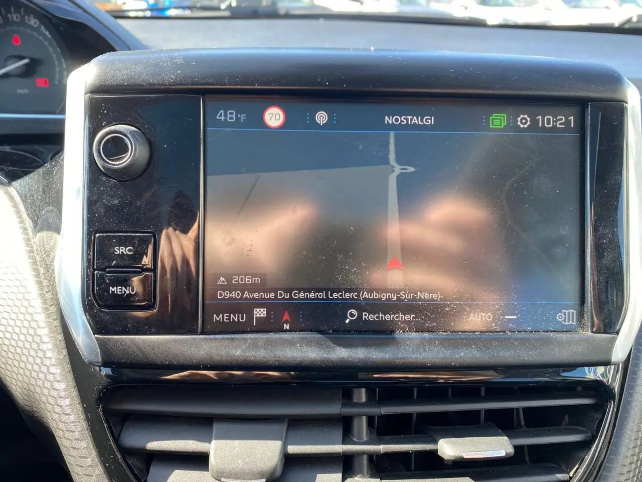 Écran tactile central du tableau de bord du Peugeot 2008 2019, affichant la navigation GPS en plein jour.