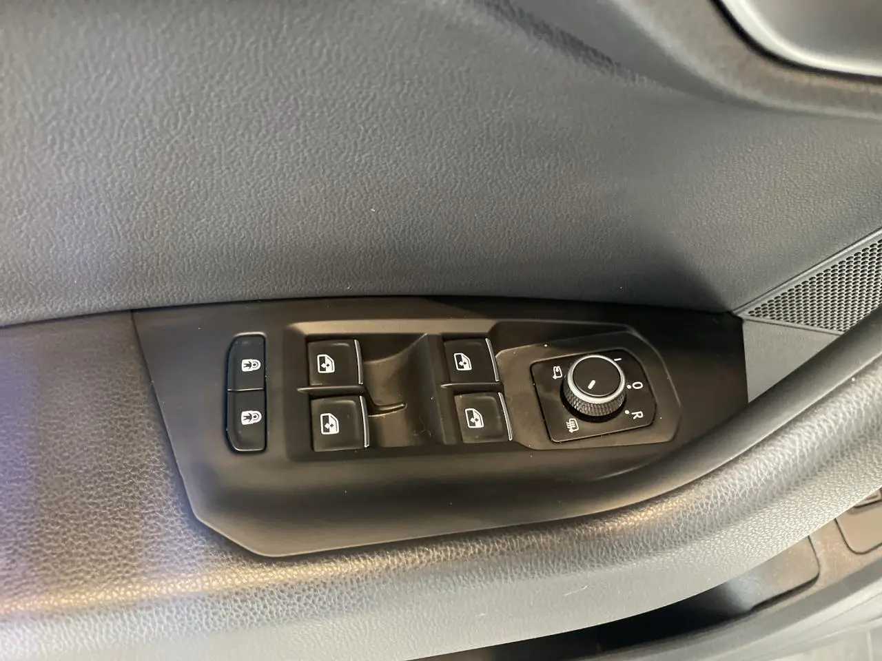 Panneau de commandes des vitres et rétroviseurs côté gauche intérieur d'un Volkswagen Touareg blanc 2019.