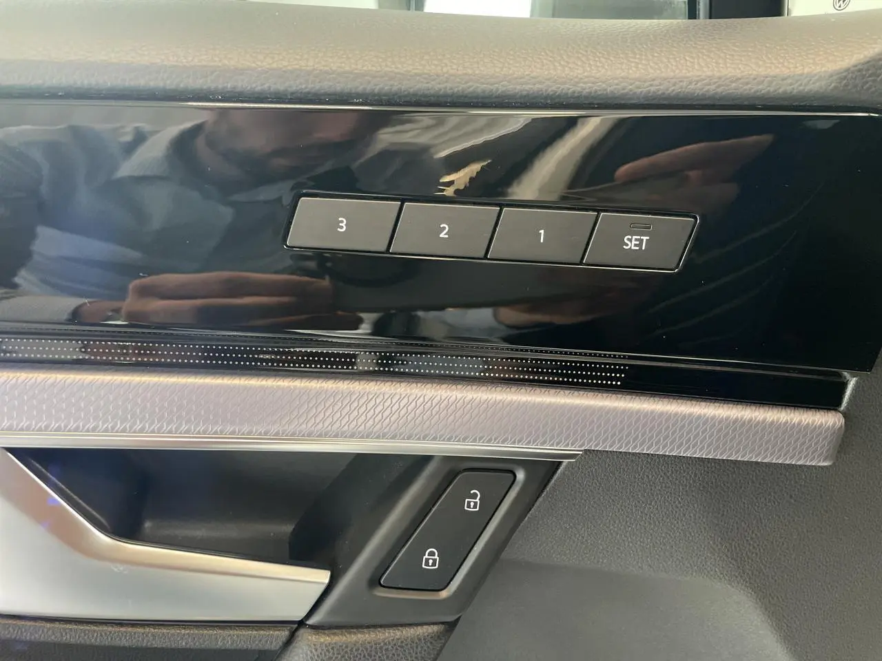 Boutons de mémoire de siège et verrouillage sur la portière intérieure noire du Volkswagen Touareg blanc 2019.