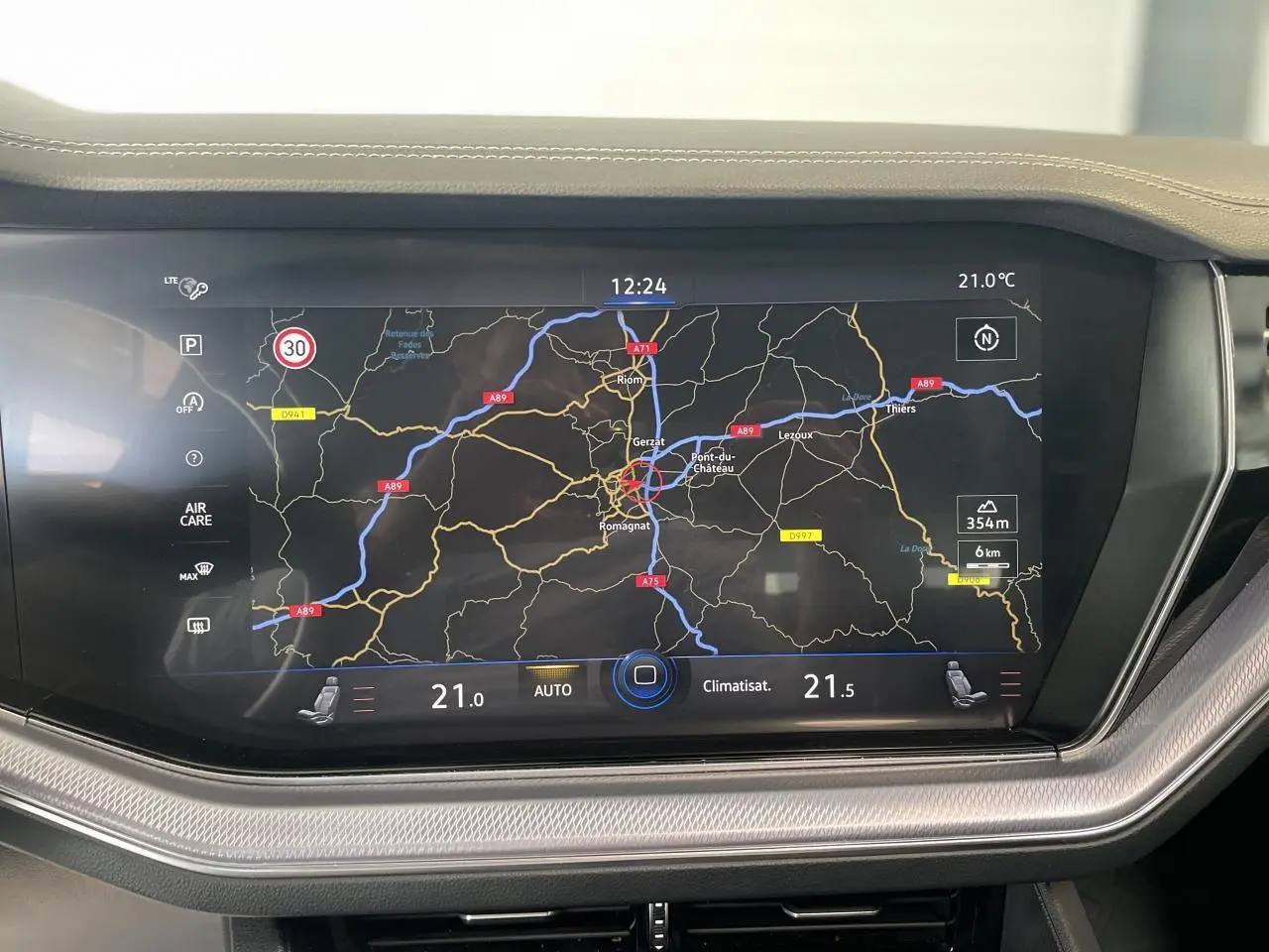 Écran tactile de navigation et climatisation du tableau de bord du Volkswagen Touareg blanc 2019 R-Line.
