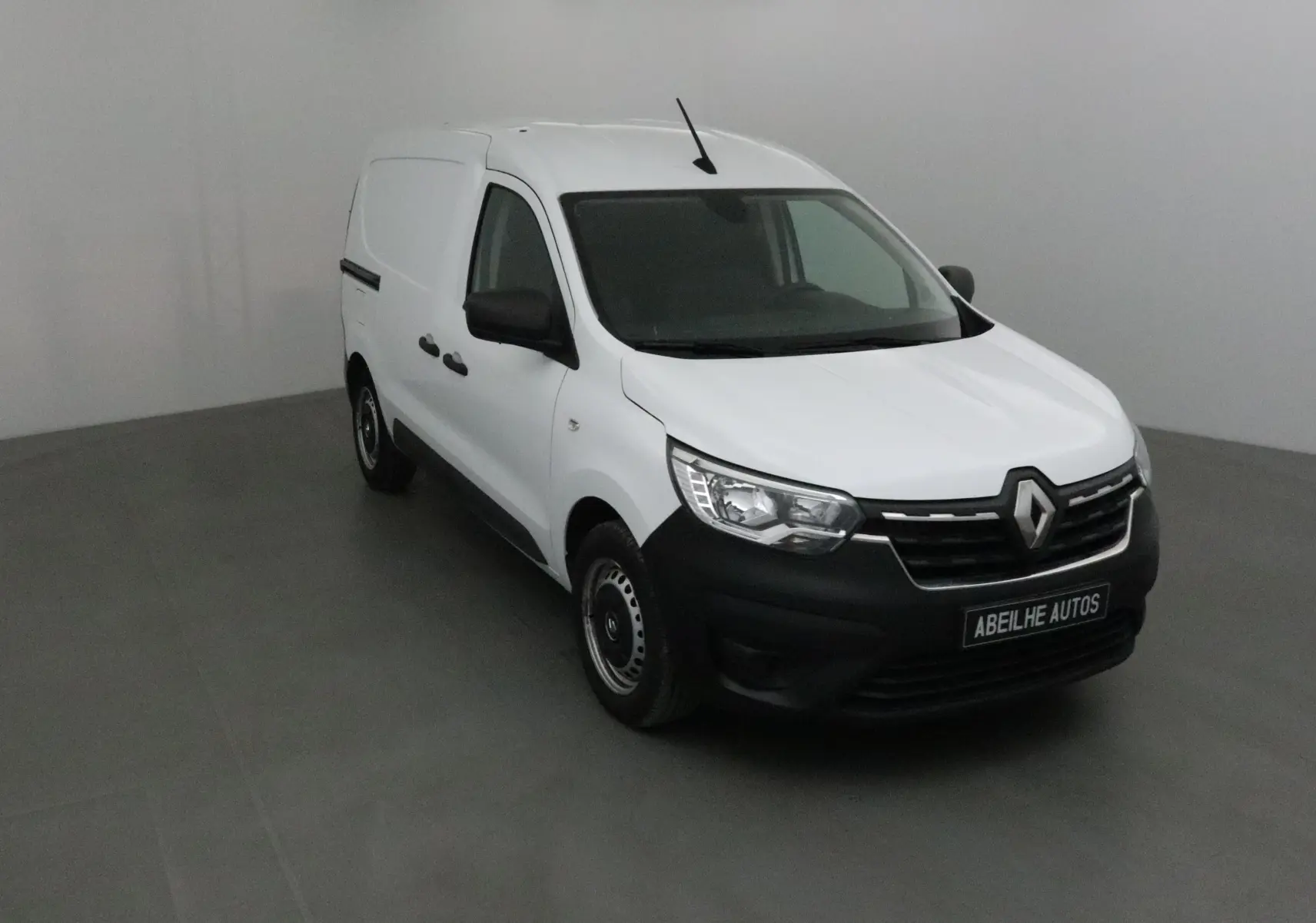 Renault Express Van blanc vu en 3/4 avant droit, avec pare-chocs noir et jantes acier simples.