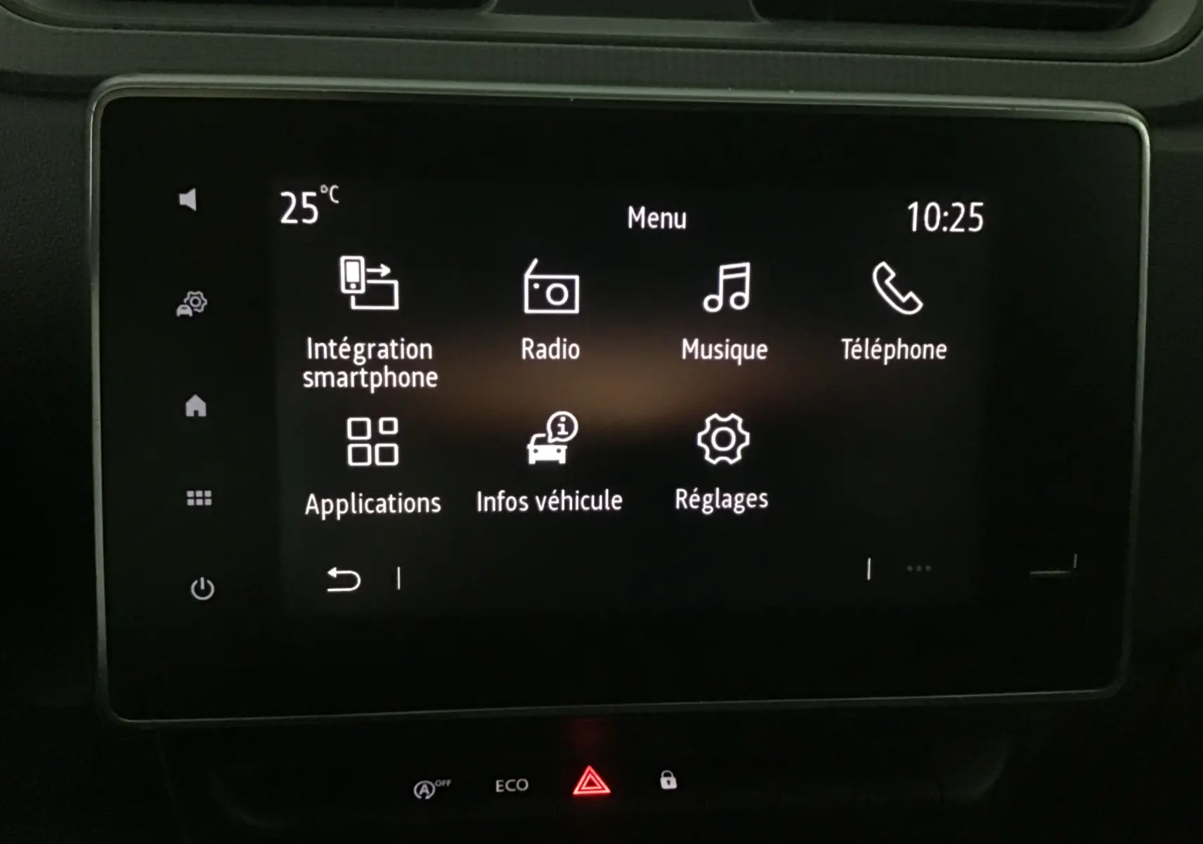 Écran tactile central du Renault Express Van 2023 affichant le menu principal avec options multimédia et réglages.