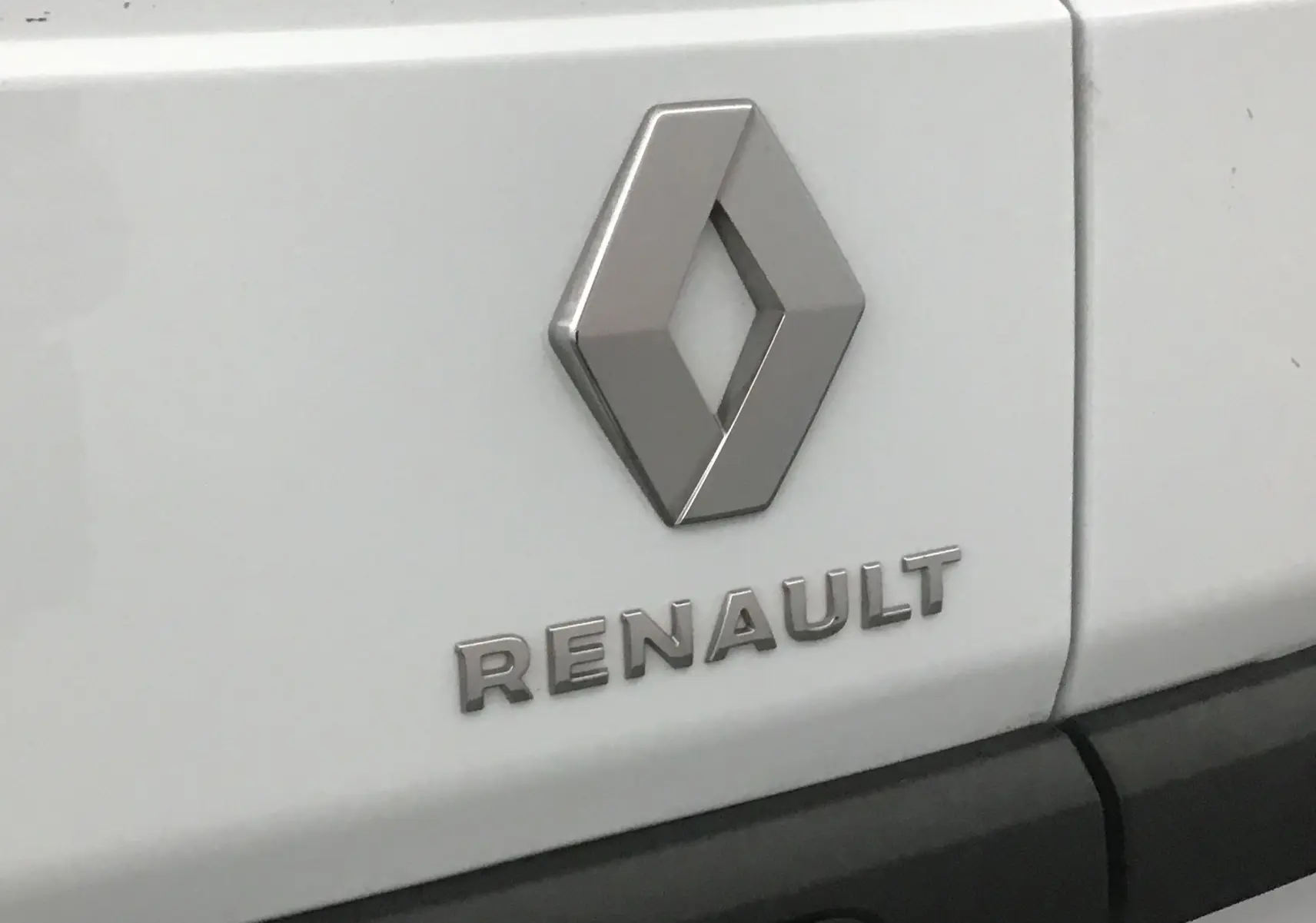 Gros plan sur l'arrière blanc d'un Renault Express Van 2023 avec logo et nom de la marque visibles.