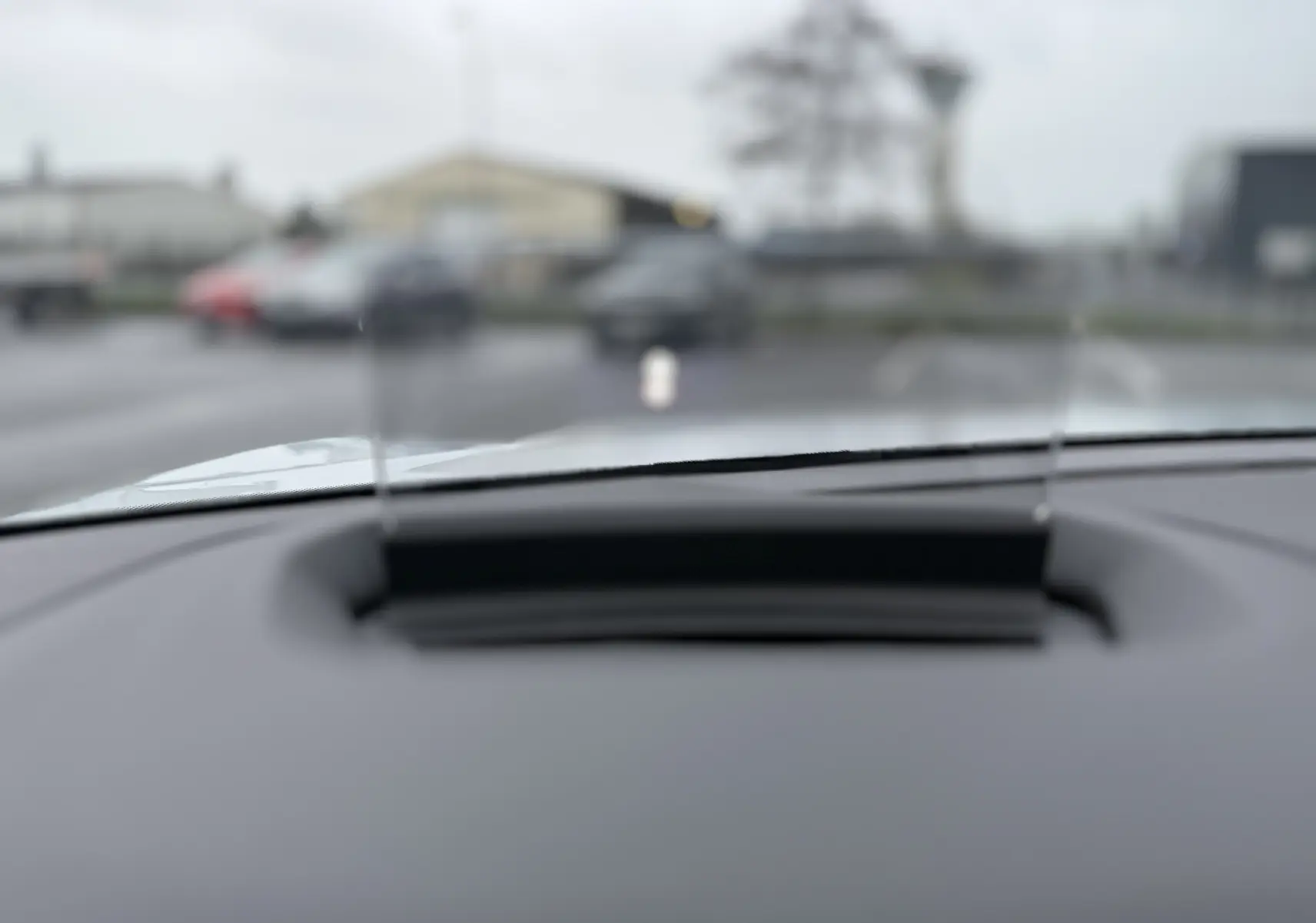 Affichage tête haute en transparence sur le tableau de bord d'une Citroën C4 Hybrid 145 e-DCS6 Max blanche, vue intérieure frontale.