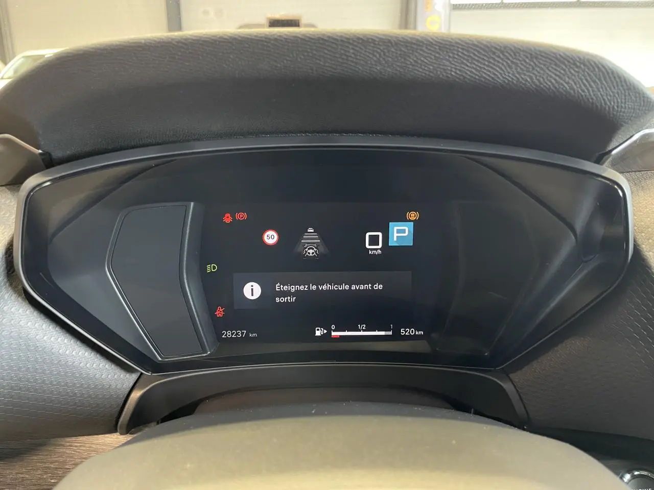 Tableau de bord numérique du Citroën C5 X 2024 affichant 28 237 km et message d'arrêt avant sortie.