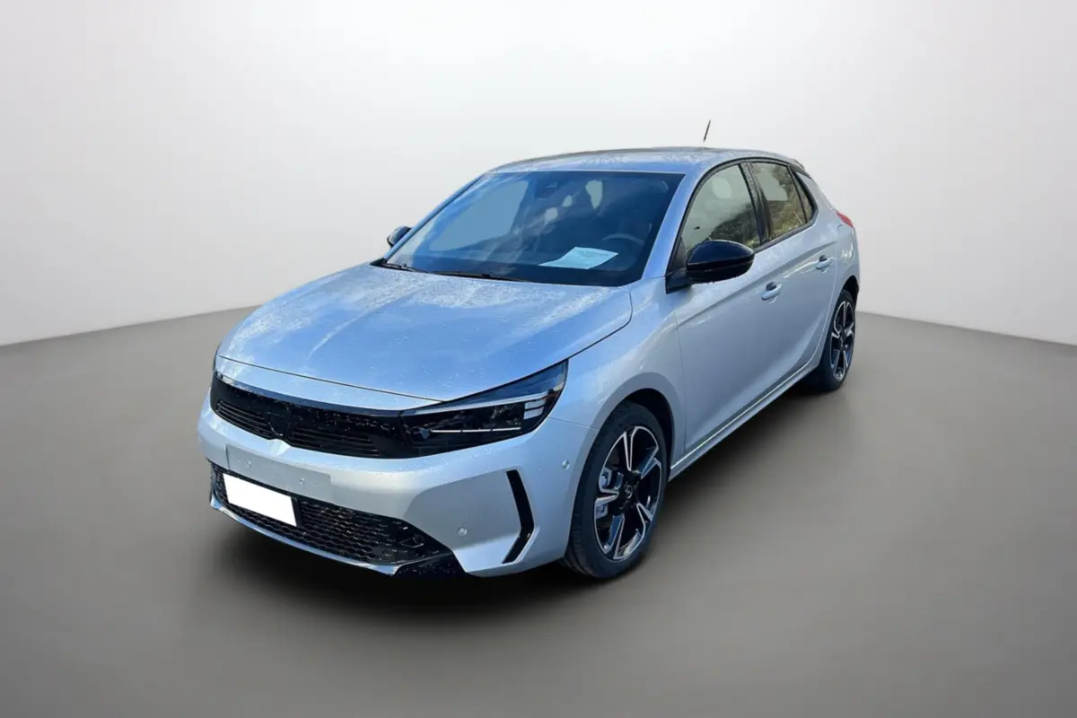 Opel Corsa Hybrid gris kristall vue 3/4 avant droit avec jantes alu noires et phares LED fins.