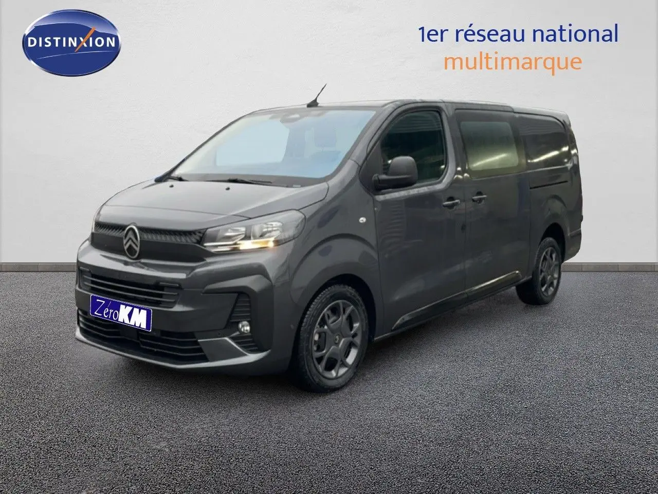 Vue 3/4 avant droit du Citroën Jumpy Cabine Approfondie gris titane métal avec calandre noire et jantes foncées.