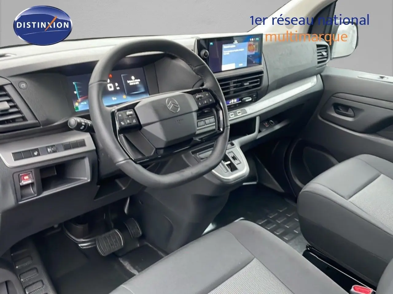 Vue intérieure côté conducteur du Citroën Jumpy Long L3 2025, tableau de bord gris avec volant multifonction et écran tactile.