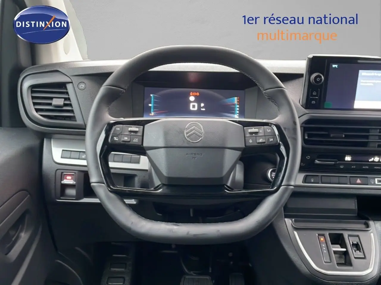 Vue frontale du tableau de bord et volant noir du Citroën Jumpy Long L3 2025 avec écran digital et console centrale moderne.