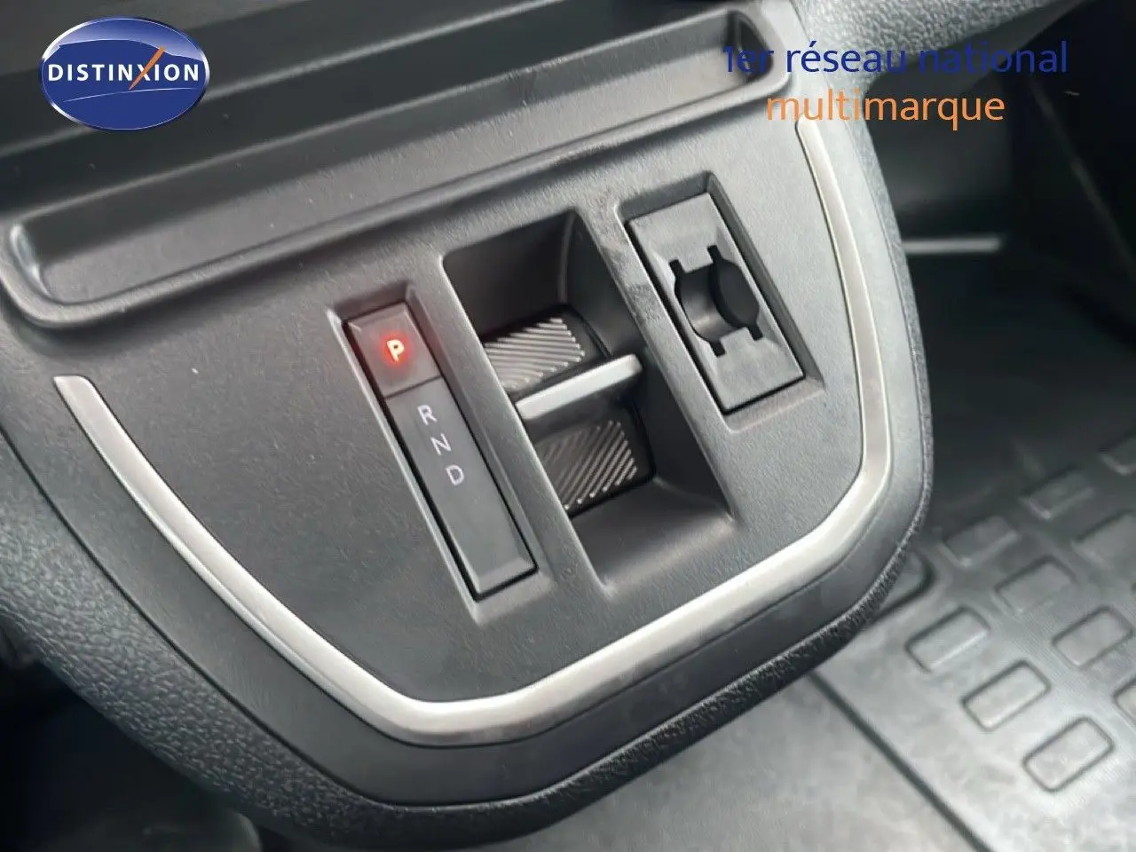 Gros plan sur la console centrale du Citroën Jumpy cabine approfondie 2025, montrant la commande de boîte automatique en position parking.