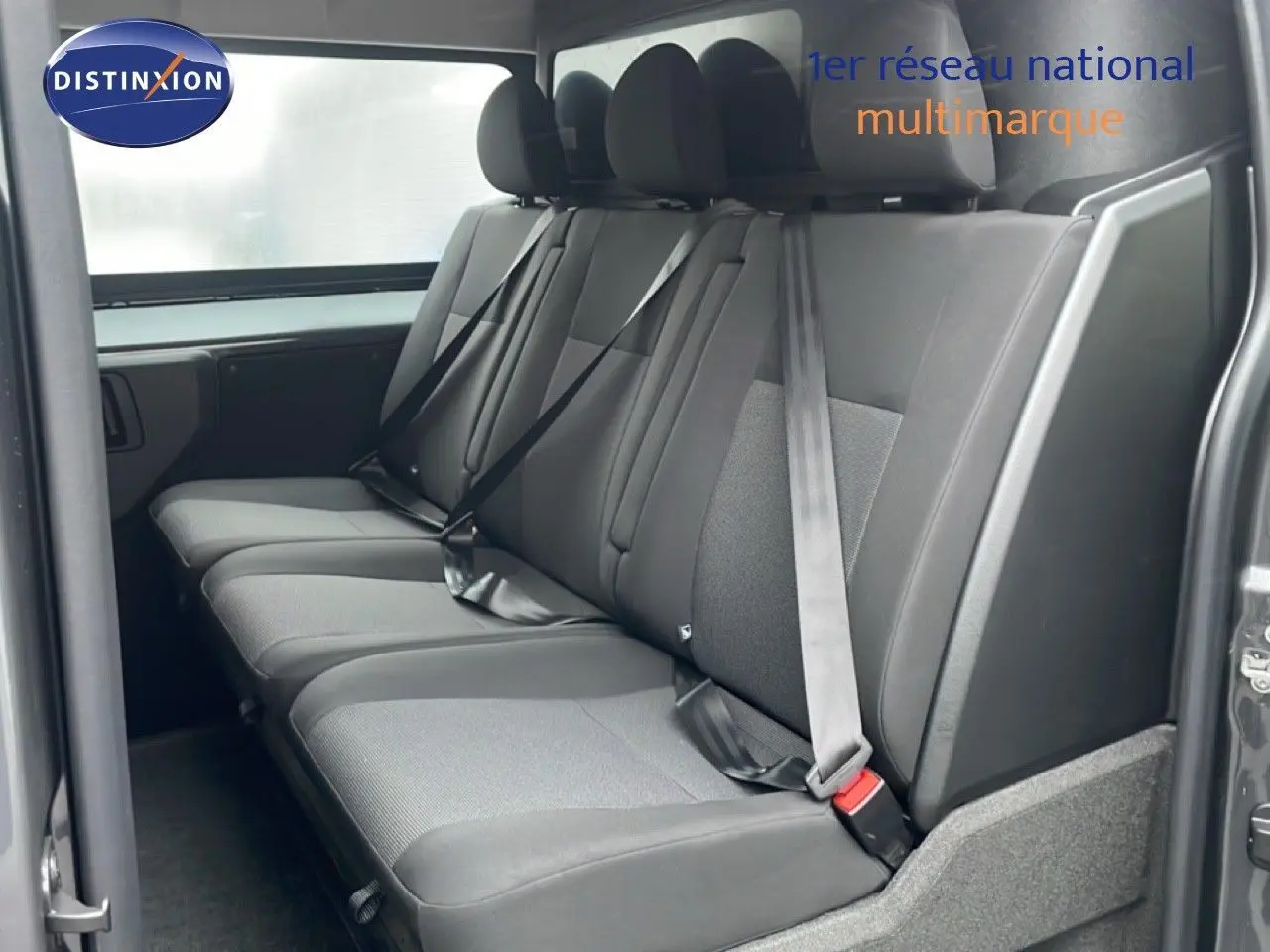 Vue latérale intérieure sur la banquette arrière grise du Citroën Jumpy Cabine Approfondie L3 2025, portes ouvertes.