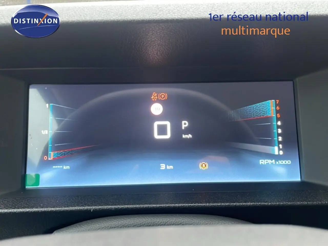 Affichage numérique du tableau de bord du Citroën Jumpy L3 gris titane, montrant la vitesse à 0 km/h et le compte-tours.