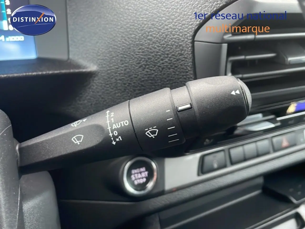 Gros plan sur la commande d’essuie-glace du tableau de bord du Citroën Jumpy L3 gris titane, avec bouton start/stop visible.