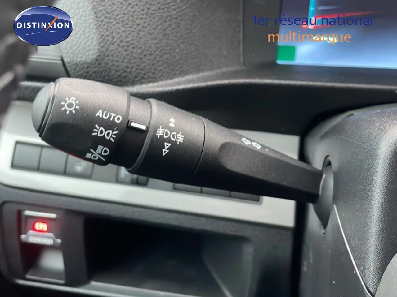 Gros plan sur la manette de commande d’éclairage intérieur du Citroën Jumpy Cabine Approfondie gris titane, côté gauche du volant.