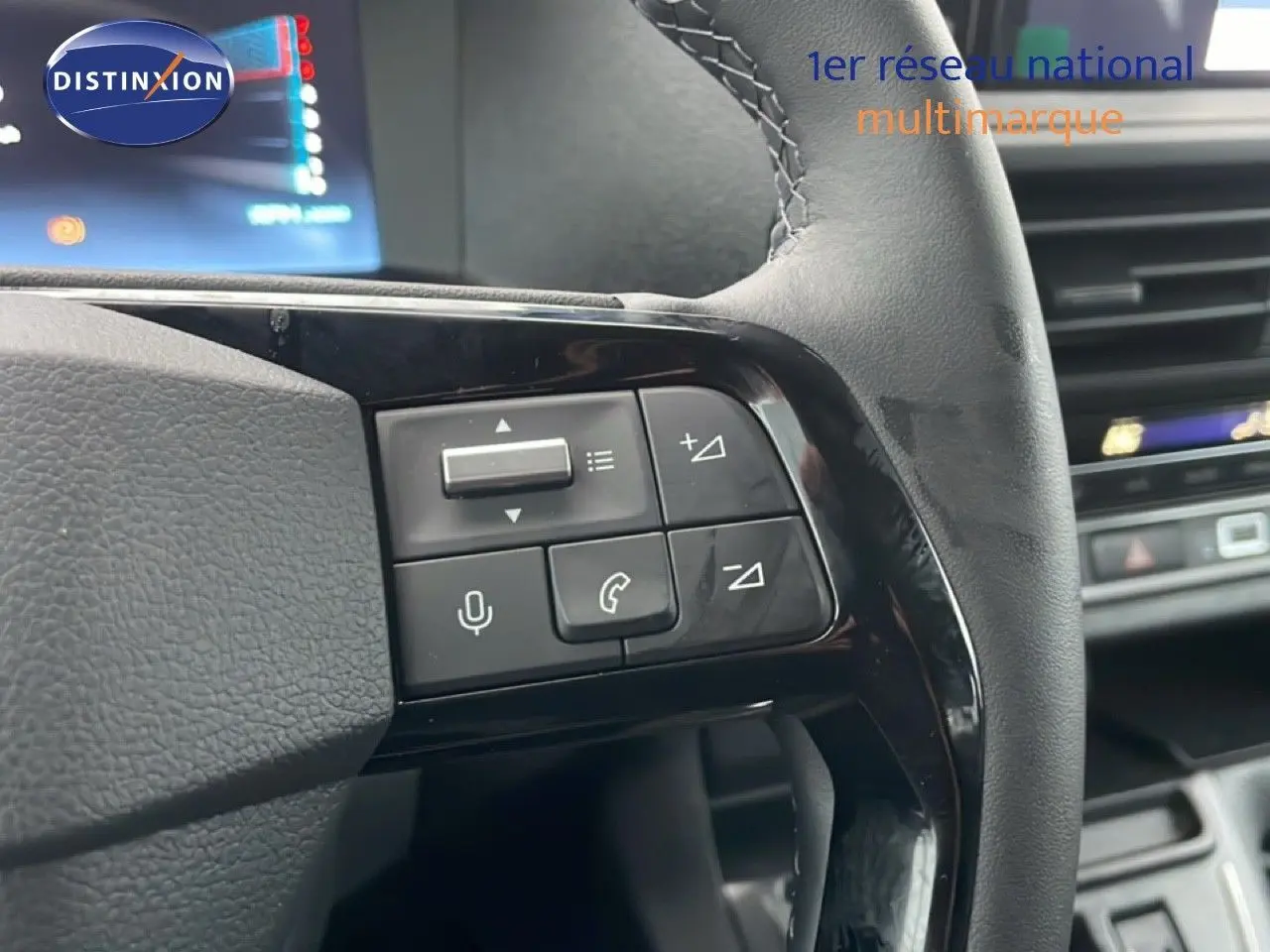 Gros plan sur les commandes au volant en cuir noir du Citroën Jumpy Cabine Approfondie 2025, intérieur moderne et fonctionnel.